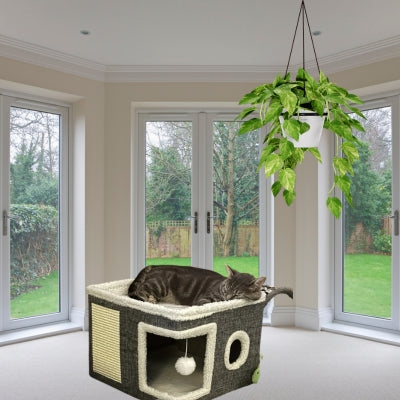 chat endormi sur toit maison pour chat 