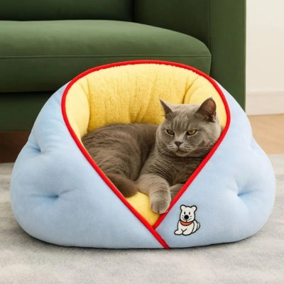 chat gris relaxant dans chat niche