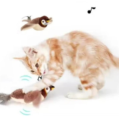 chat jouet chaton jouant energétiquement avec son jouet oiseau
