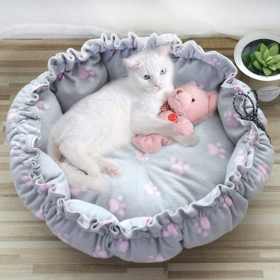 chat lové dans coussin pour chat motifs pattes chat roses