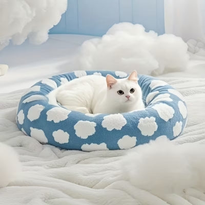 chat lové dans un des couffins pour chats bleu ciel nuage