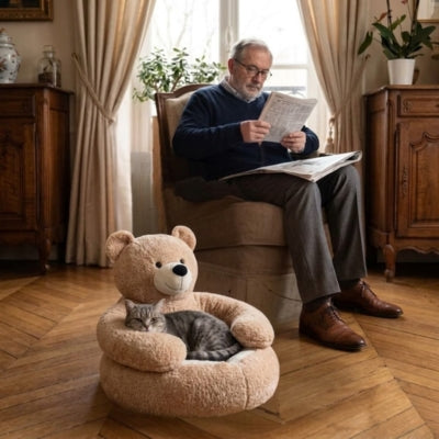 chat lové dans un des coussins chat Câlinourson beige salon français