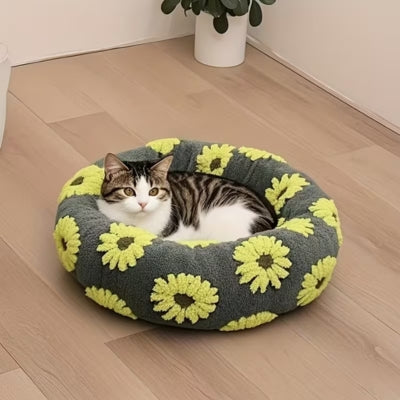 chat lové dans un ses couffins pour chat kaki tournesol