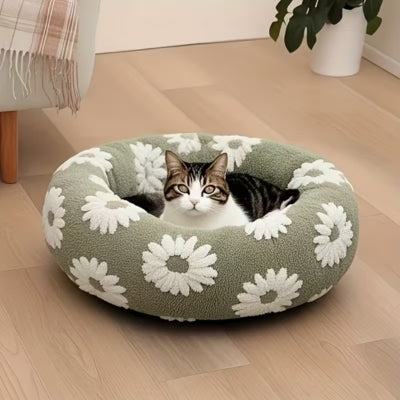 chat lové dans un ses couffins pour chats vert sauge marguerite