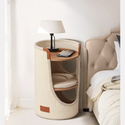 chat maison beige dans chambre à coucher