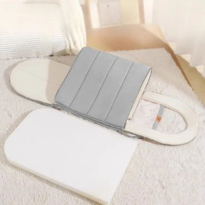 chat niche grise complètement ouverte