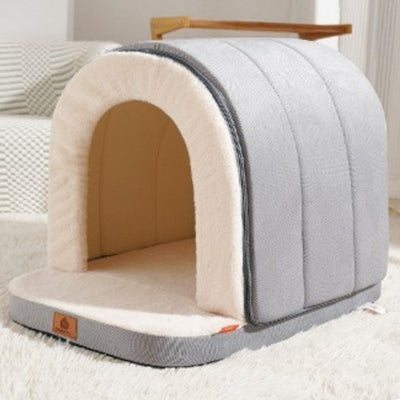 chat niche grise sur tapis blanc