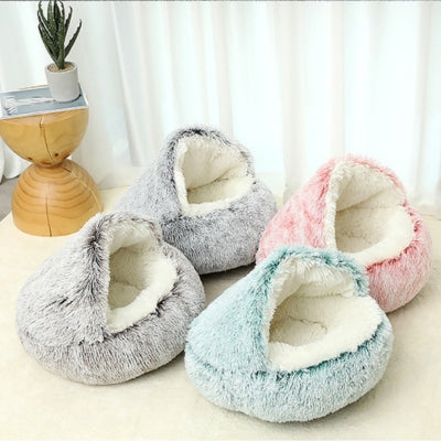 chat niche quatre couleurs posées dans salon