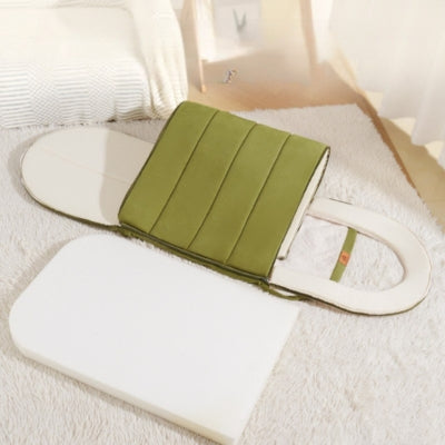 chat niche vert olive complètement ouverte