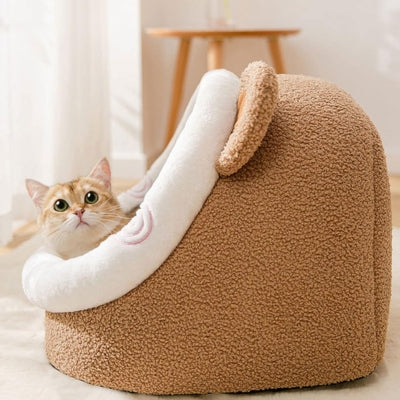 chat observe dans une ses niches pour chats