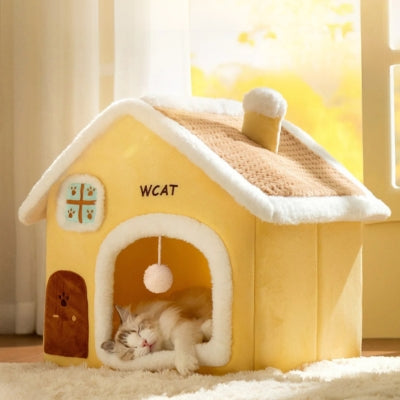 chat paisiblement endormi dans maison pour chaton