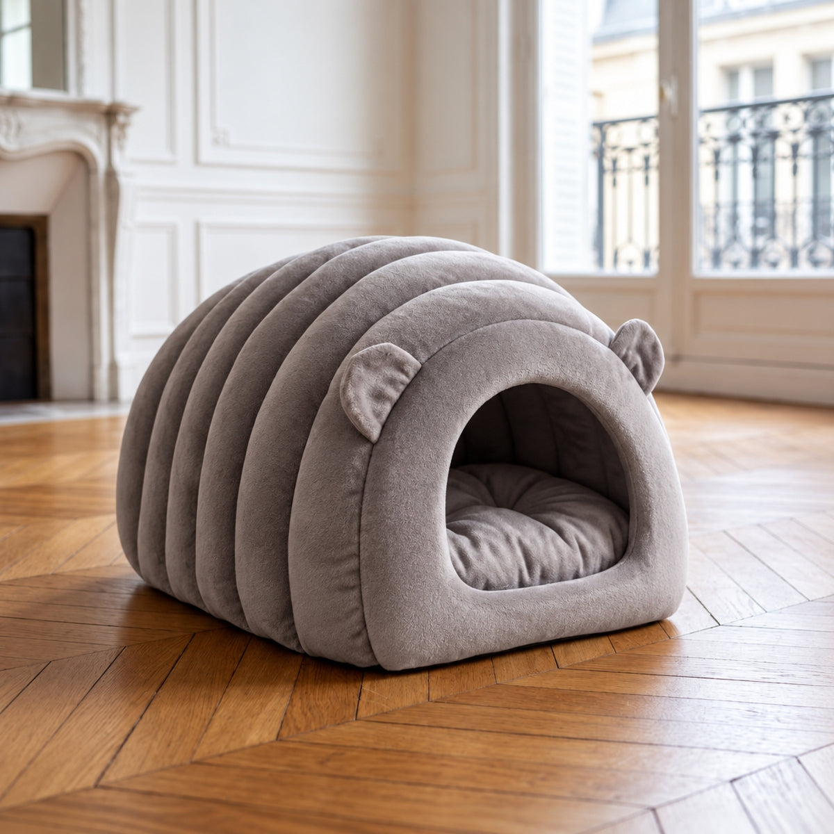 Chat panier gris en forme de grotte dans un salon haussmannien français