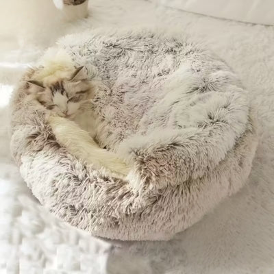 chat profondement endormi dans cocon chat café crème