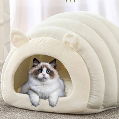 chat relaxant dans chat panier blanc