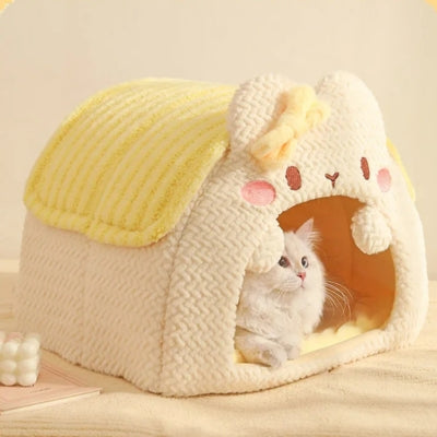 chat relaxant dans nid chaton lapinou