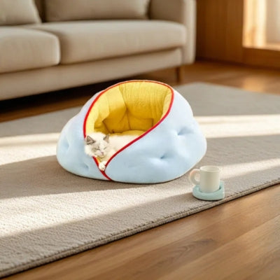 chat relaxant dans sa chat niche