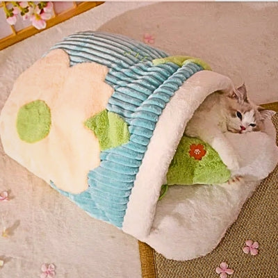 chat relaxant paisiblement sur oreiller panier chat 