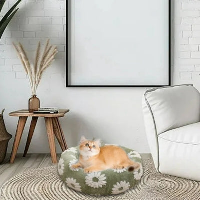 chat relaxant sur un ses couffins pour chats vert sauge marguerite