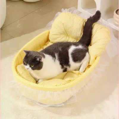 chat se repose dans couffin chaton vichy jaune