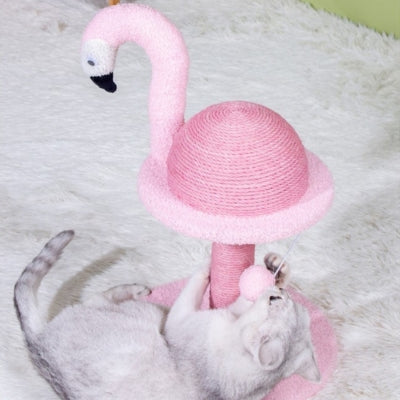 chat sur son dos jouant avec balle suspendue au griffoir chat