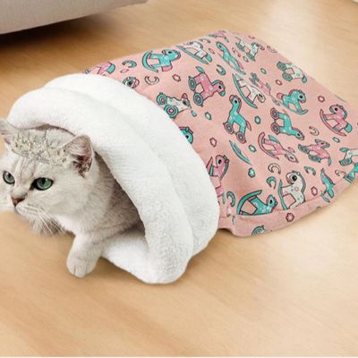 chaton caché dans nid chaton rose carrousel