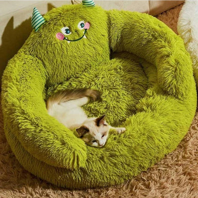 chaton couché sur son dos dans grand panier chat