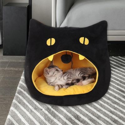 chaton dans niche à chat taille petit