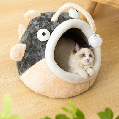 chaton detendu confortablement dans niche pour chaton