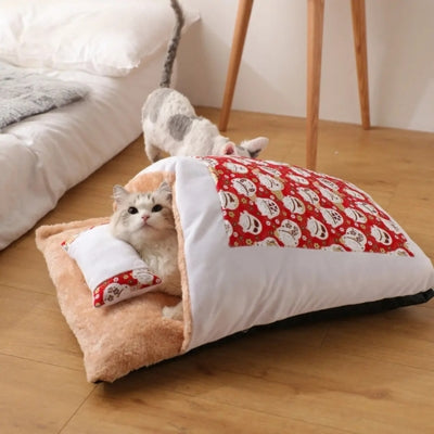 chaton detendu dans lit pour chaton