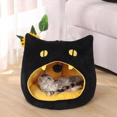 chaton detendu dans niche à chat