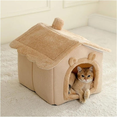 chaton detendu dans niche pour chat interieur marron