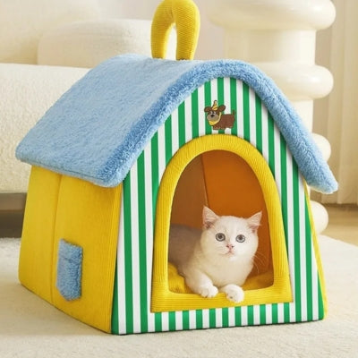 chaton-detendu-dans-sa-maison-pour-chaton