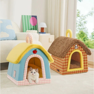 chaton detendu maison pour chaton miss pomme à côté ours rétro