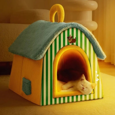 chaton endormi profondement dans maison pour chaton 