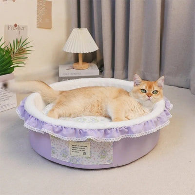 chaton en detente dans couffin pour chat violet