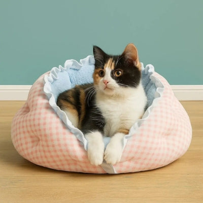 chaton en detente dans sa niche pour chaton