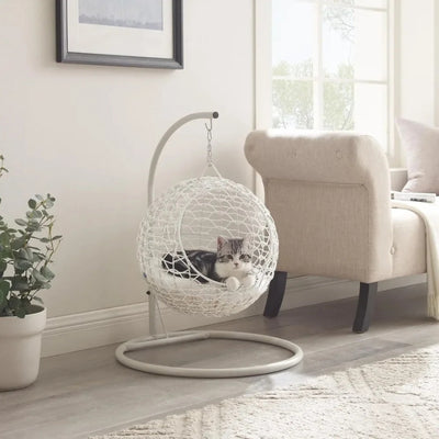 chaton en relaxation dans panier pour chat osier