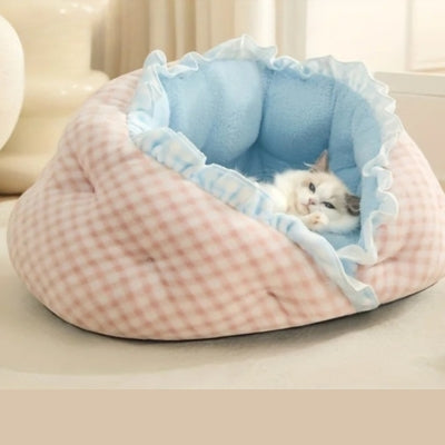 chaton en relaxation dans sa niche pour chaton