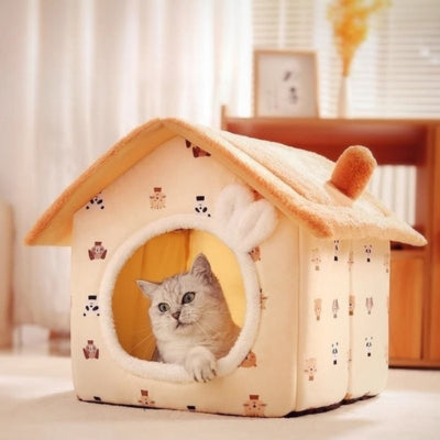 chaton en relaxation dans sa maison pour chaton