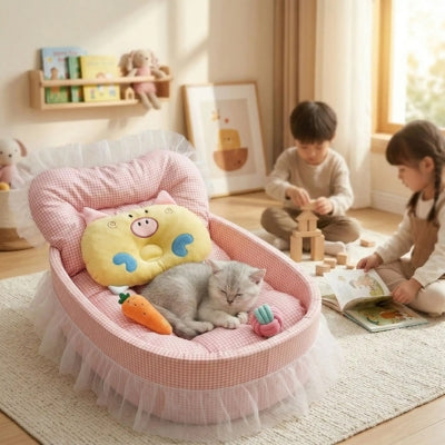 chaton endormi couffin chaton enfants jouent à côté