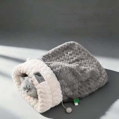 chaton endormi paisiblement dans couffin pour chaton gris