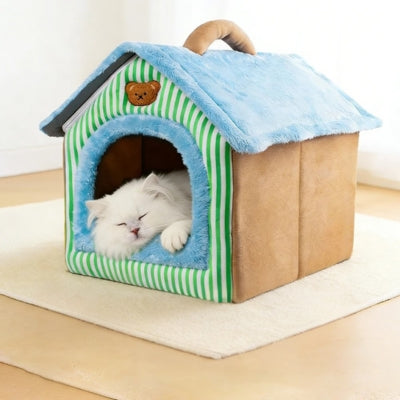 chaton endormi paisiblement dans maison chaton