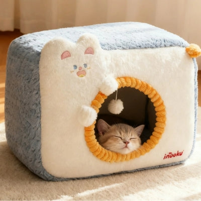 chaton endormi paisiblement dans une des niches chat