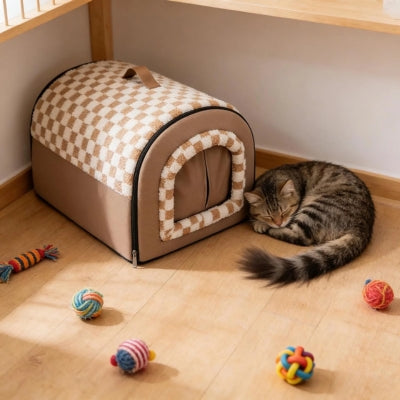 chaton enroulé à côté sa maison pour chaton