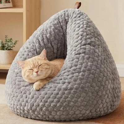 chaton fait sieste dans nid chaton