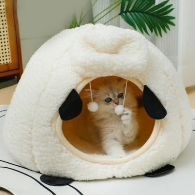 chaton jouant avec balle en peluche suspendue toit maison chaton