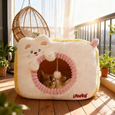 chaton jouant balle suspendue d'une des niches chat