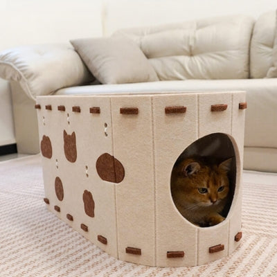 chaton lové dans cocon pour chat beige