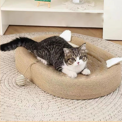 chaton relaxant confortablement sur  griffoir en carton pour chat