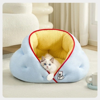 chaton relaxant dans chat niche dans salon